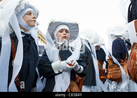 Festival carnival Teilnehmer binche belgien traditionelle Kopf - Kostüm Kostüme Personen anzeigen Farbe Farbe bunt Maske Stockfoto