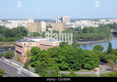 Blick auf die Weichsel und Praga Polnoc (North Praga) Bezirk auf Hintergrund in Warschau, Polen Stockfoto