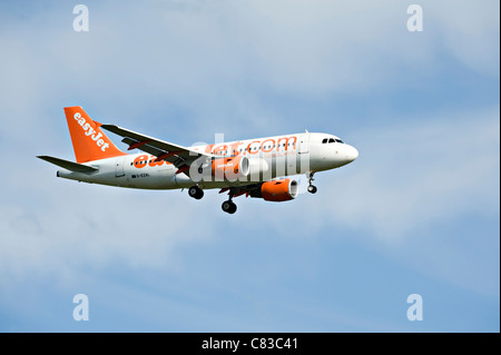 EasyJet Airbus A319-111 Verkehrsflugzeug G-EZAL landet auf dem Flughafen Gatwick West Sussex England Vereinigtes Königreich UK Stockfoto