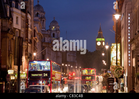 Ein Blick nach unten Whitehall vom Trafalgar Square, London, England Stockfoto