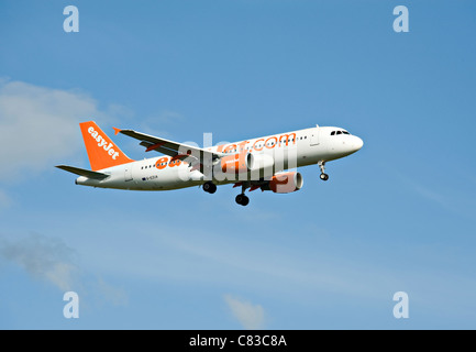 EasyJet Airbus A320-214-Verkehrsflugzeug G-EZUA landet auf dem Flughafen Gatwick West Sussex England Vereinigtes Königreich UK Stockfoto
