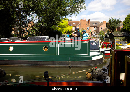 Sonnenkollektoren auf dem Dach ein Narrowboat auf Trent und Mersey Kanal Narrowboats, bunt, bunt, Farbe, Farbe, England Stockfoto