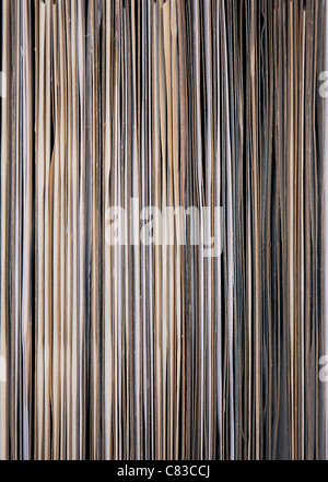 12' Vinyl LPs aufgereiht in einem Rack - öffnen Ende Verkleidung Stockfoto