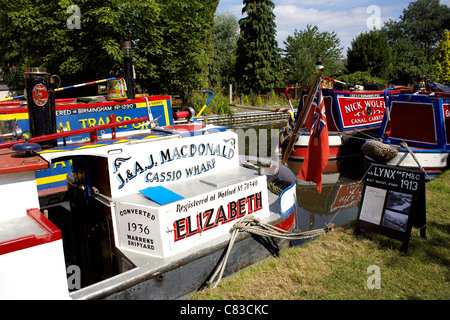 Traditionelle historische Narrowboat Elizabeth, festgemacht an der Trent und Mersey Kanal im Inland Waterways Festival 2011 Stockfoto