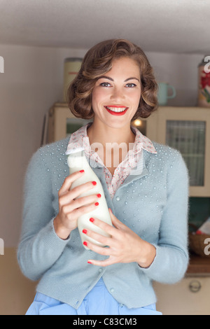 Frau Holding Krug Milch Stockfoto