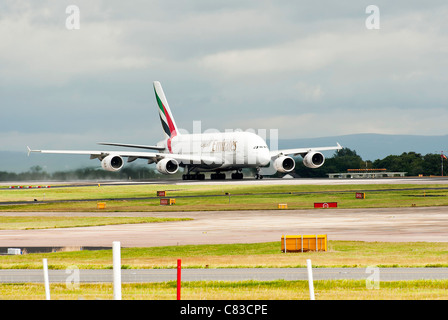 Emirates Airline Airbus A380-861 Airliner ausziehen am internationalen Flughafen Manchester England Vereinigtes Königreich UK Stockfoto