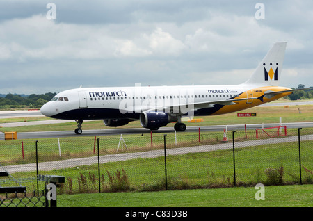 Monarch Airlines Airbus A320-212-Verkehrsflugzeug G-OZBB des Rollens bei Manchester Flughafen England Vereinigtes Königreich UK Stockfoto