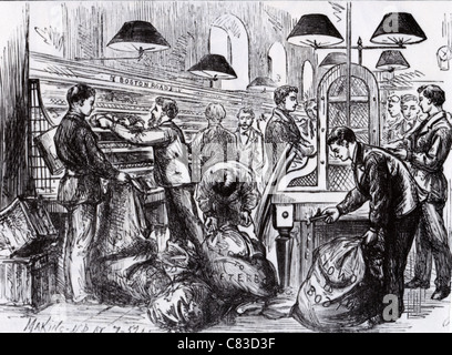 GENERAL POST OFFICE am St. Martins-le-Grand in 1875. Arbeiter Sortieren der Post in Säcke für provinzielle Lieferung per Bahn Stockfoto