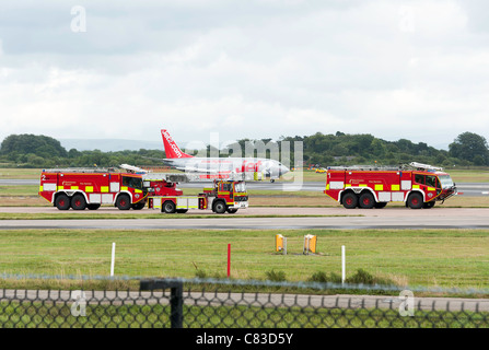 Jet2 Boeing 737-33A Verkehrsflugzeug G-CELC landet auf dem internationalen Flughafen Manchester England Vereinigtes Königreich UK Stockfoto