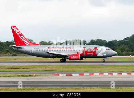 Jet2 Boeing 737-33A Verkehrsflugzeug G-CELC landet auf dem internationalen Flughafen Manchester England Vereinigtes Königreich UK Stockfoto