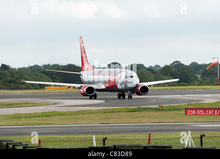 Jet2 Boeing 737-33A Verkehrsflugzeug G-CELC Rollen am internationalen Flughafen Manchester England Vereinigtes Königreich UK Stockfoto