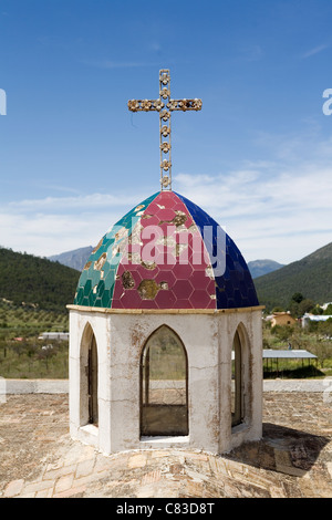 Ein Kirchturm im Dorf Los Lirios im Arteaga National Park, Mexiko. Stockfoto