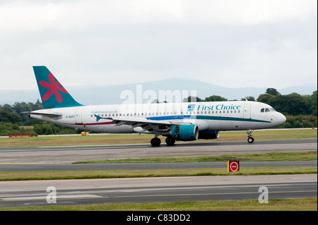 Thomson Airways Airbus A320-214-Verkehrsflugzeug G-OOPT landet auf dem internationalen Flughafen Manchester England Vereinigtes Königreich UK Stockfoto