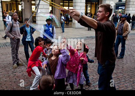 Spielende Kinder, Covent Garden, London, England Stockfoto