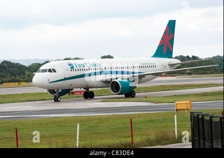 Thomson Airways Airbus A320-214-Verkehrsflugzeug G-OOPT Rollen an Manchester Flughafen England Vereinigtes Königreich UK Stockfoto