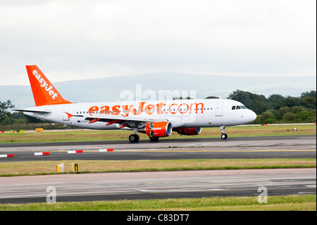 EasyJet Airbus A320-214-Verkehrsflugzeug G-EZTZ landet auf dem internationalen Flughafen Manchester England Vereinigtes Königreich UK Stockfoto