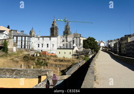 Blick von der römischen Stadtmauer von Lugo und seine Kathedrale Stockfoto