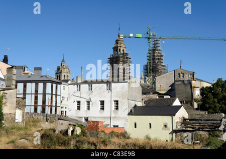 Blick von der römischen Stadtmauer von Lugo und seine Kathedrale Stockfoto