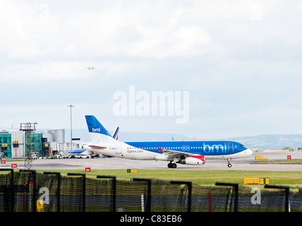 British Midland Airbus A320-232 Verkehrsflugzeug G-MIDO Rollen an Manchester Flughafen England Vereinigtes Königreich UK Stockfoto