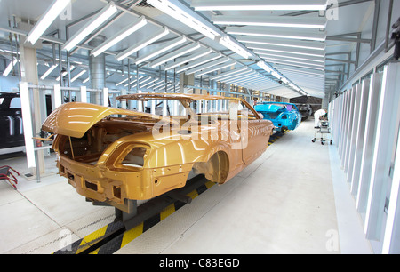 Bemalte Bentley Continental GT Auto Karosserien im Werk des Unternehmens in Crewe, Großbritannien Stockfoto