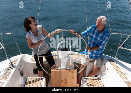 Älteres Ehepaar zusammen Segeln Stockfoto