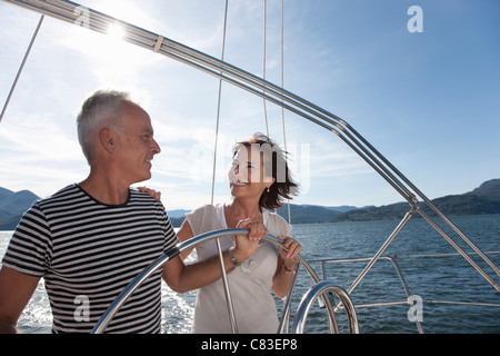 Älteres Ehepaar zusammen Segeln Stockfoto