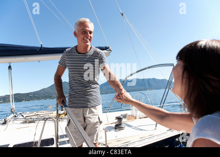 Älteres Ehepaar zusammen Segeln Stockfoto