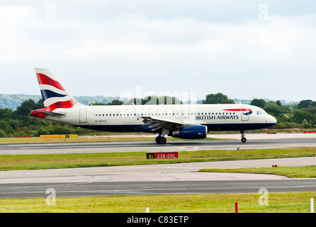British Airways Airbus A320-232 Verkehrsflugzeug G-EUYC landet auf dem internationalen Flughafen Manchester England Vereinigtes Königreich UK Stockfoto
