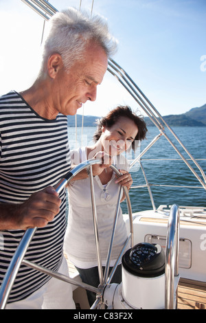 Älteres Ehepaar zusammen Segeln Stockfoto