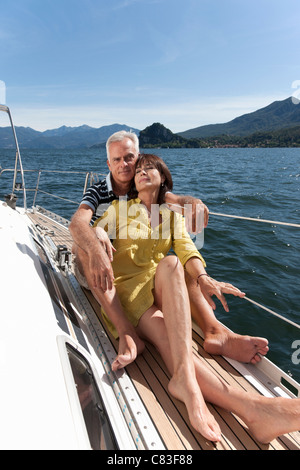 Älteres Ehepaar entspannend auf Segelboot Stockfoto