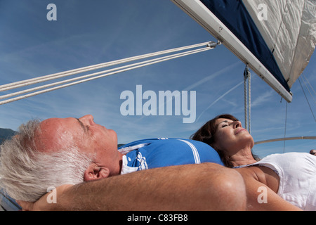 Älteres Ehepaar entspannend auf Segelboot Stockfoto