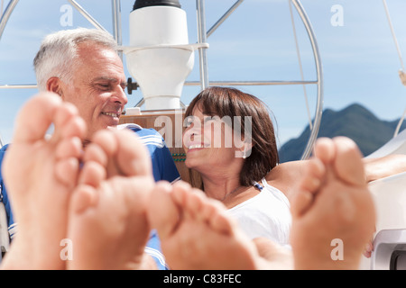 Älteres Ehepaar entspannend auf Segelboot Stockfoto