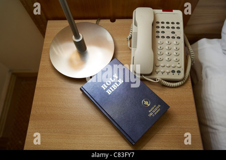 Bibel von den Gideons auferlegt den Tisch im Inneren aus einem 4-Sterne-Hotel-Schlafzimmer Stockfoto