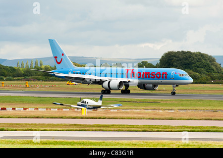 Thomson Airways Boeing 757-2B7 Verkehrsflugzeug G-OOBI landet auf dem internationalen Flughafen Manchester England Vereinigtes Königreich UK Stockfoto