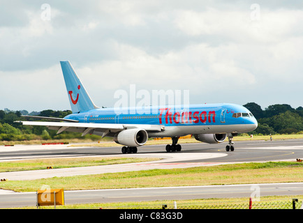 Thomson Airways Boeing 757-2B7 Verkehrsflugzeug G-OOBI Rollen am internationalen Flughafen Manchester England Vereinigtes Königreich UK Stockfoto