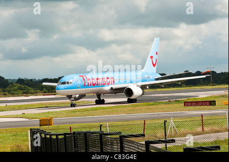 Thomson Airways Boeing 757-2B7 Verkehrsflugzeug G-OOBI Rollen am internationalen Flughafen Manchester England Vereinigtes Königreich UK Stockfoto