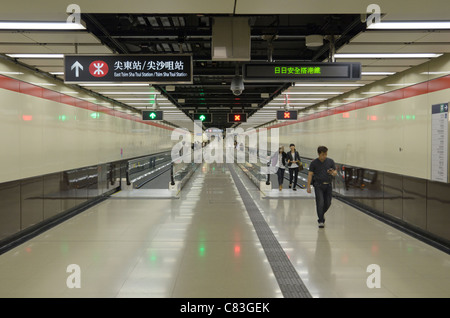 Unterirdische Laufbänder in Tsim Sha Tsui MTR Station, Kowloon, Hong Kong Stockfoto