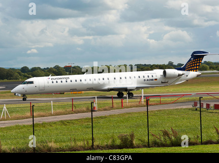 Eurowings Bombardier CRJ900ER Verkehrsflugzeug D-ACNB Rollen am internationalen Flughafen Manchester England Vereinigtes Königreich UK Stockfoto