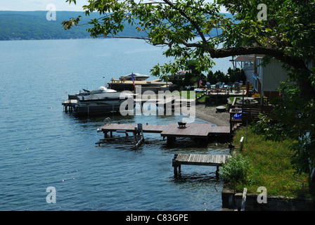 Boote und Docks in Hütten. Ruhigen blauen Wasser. Stockfoto