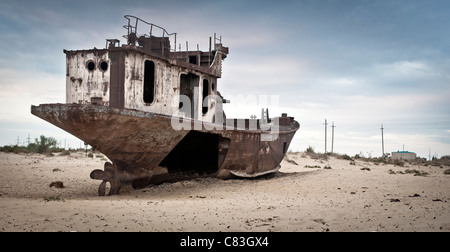 Moynaq, Usbekistan. 2011. Boot in der Wüste. Stockfoto