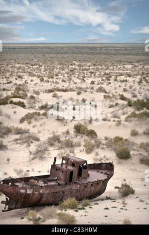 Moynaq, Usbekistan. 2011. Boot in der Wüste. Stockfoto