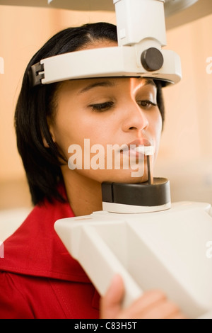 Frau, die zahnärztliche Röntgenaufnahmen Stockfoto