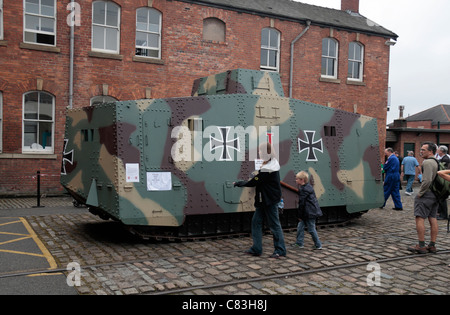 Ein Replikat deutschen A7V Weltkrieg ein Panzer auf dem Display an der Wissenschaft & Industriemuseum, Manchester, UK. FIPPEL SIEHE ANMERKUNGEN Stockfoto