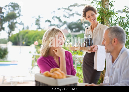 Kellnerin serviert Kaffee, paar Stockfoto