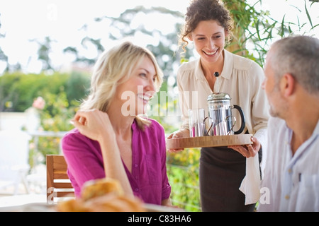 Kellnerin serviert Kaffee, paar Stockfoto