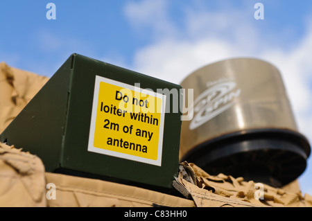 Warnung auf ein Militärfahrzeug "Nicht innerhalb von 2 m von jeder Antenne bummeln" Stockfoto