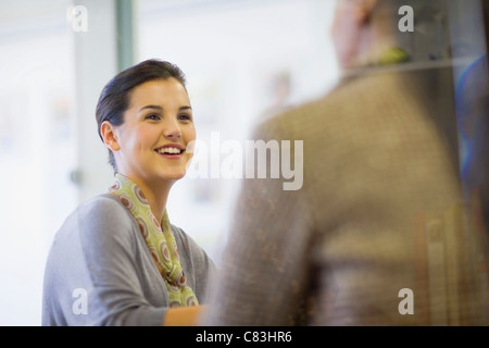 Geschäftsleute im Gespräch im Büro Stockfoto