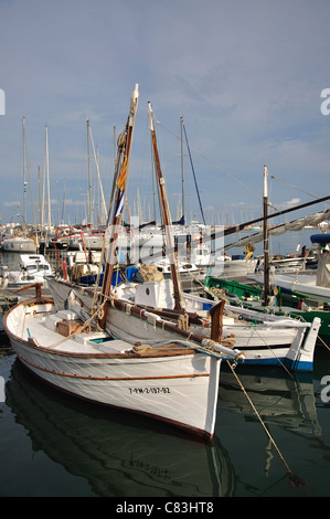 Traditionelle Fischerboote im Hafen von Cambrils, Costa Daurada, Provinz Tarragona, Katalonien, Spanien Stockfoto