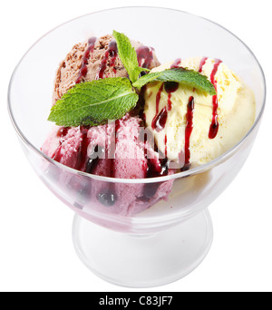 Drei Arten von Eis mit Minze in eine Schüssel geben. Die Datei enthält einen Pfad zu schneiden. Stockfoto