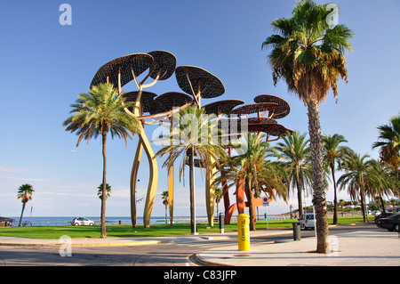 Kiefer-Skulpturen von Sergi Aguilar an Uferpromenade, La Pineda Platja, Costa Daurada, Provinz Tarragona, Katalonien, Spanien Stockfoto